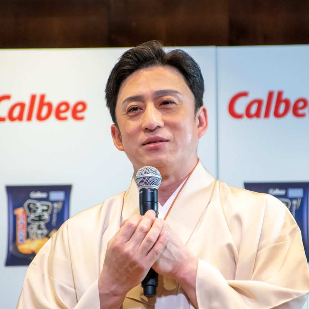 カルビー「堅あげポテト うすしお味」リニューアル発表会に出席した松本幸四郎