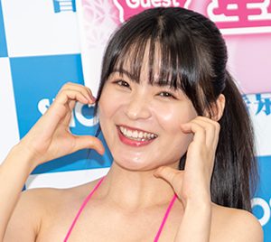 グラビアアイドル星名美津紀、“表紙”と同じショッキングピンクの衣装で登壇「高校生の時にタイで買ったビキニ」