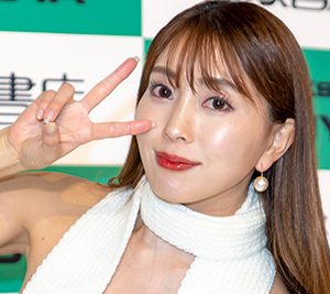 “日本一エロすぎるグラドル”森咲智美「温まってね」マフラーを巻いて登壇