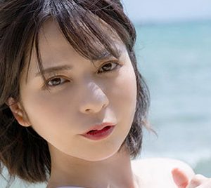 グラビアアイドル紅羽祐美、海でプールでベッドで大胆に誘惑