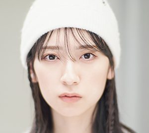 日向坂46金村美玖、透明感あふれるカバーカット解禁「モコモコのベストがお気に入り」