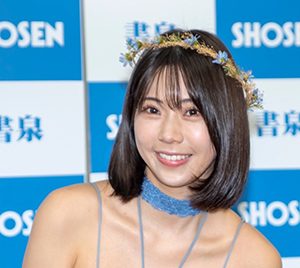 グラビアアイドル鈴木ふみ奈、カレンダーのお気に入り衣装で登壇「肉感がしっかり出ている」