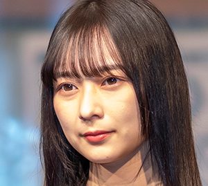 乃木坂46鈴木絢音、秋元真夏からの控えめなバックハグに照れ笑い？苦笑い？