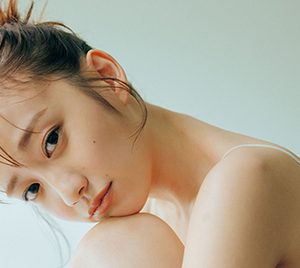 関根優那、約1年ぶりに「週プレ」登場…ヌーディーカラーの水着で物憂げな表情を披露