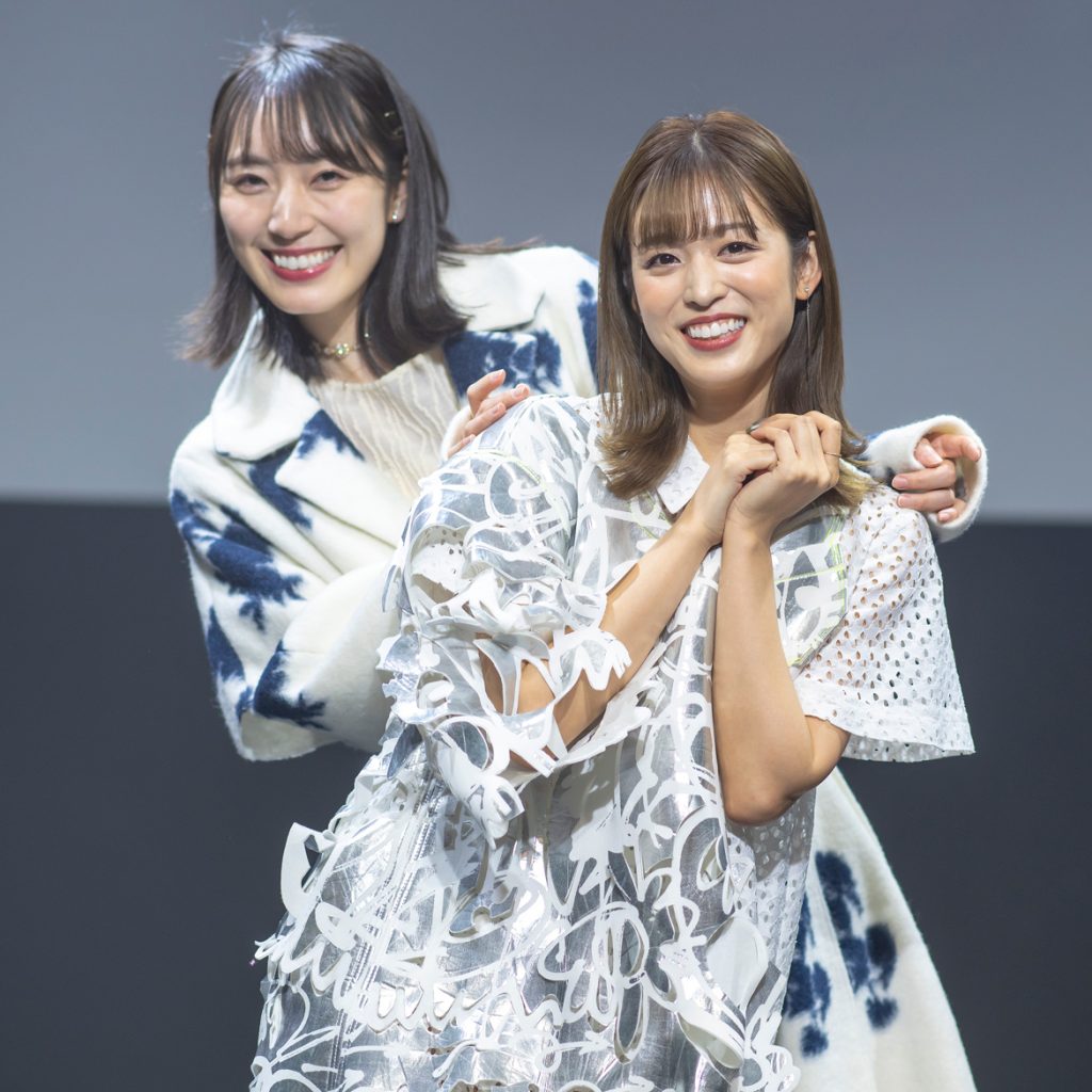 コラボ曲「White Story」リリース記念イベントに出席した長谷川愛と松井咲子