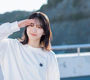 櫻坂46森田ひかる、表紙＆巻頭を飾る！ビッグサイズのスウエットにショート丈のスカート姿を披露