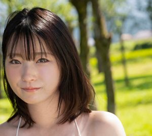 新人グラビアアイドル紫月なな、あどけない表情とパワフルボディーで癒やすデビュー作