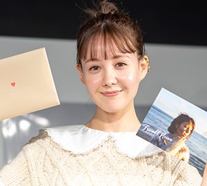 トリンドル玲奈、初めてのカレンダー発売「ラブレターみたいな雰囲気の封筒になってます」