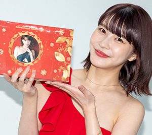 岸明日香、5作目のトレカは「艶やかな感じ」クリスマスムードあふれる真っ赤なドレスで登壇