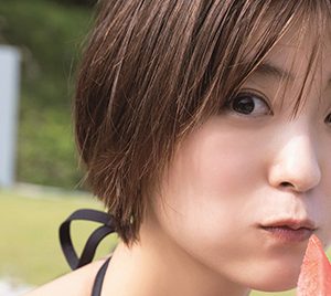 工藤美桜、ショートカットでスレンダースタイルを披露！お気に入りは水色のワンピース水着