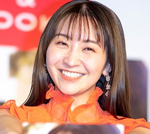 フリーアナウンサー袴田彩会、初めてのグラビア撮影に最初は緊張も次第にノリノリに