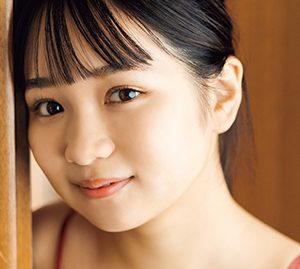 グラビアアイドル池本しおり、花柄ビキニで豊満ボディー披露