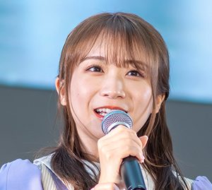 秋元真夏、“和室にぽつーん”なセーラー服姿に「まだまだお似合い！」「ぽつーん可愛い」の声