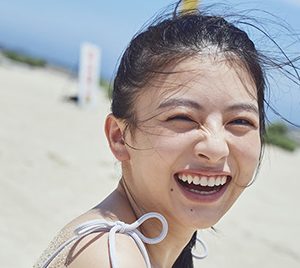 出口夏希、健康的な美脚も披露！1st写真集発売決定「色んな表情を楽しんでいただけたら」