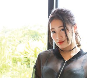 グラビアアイドル新海まき、メリハリボディーがまぶしい1st DVD