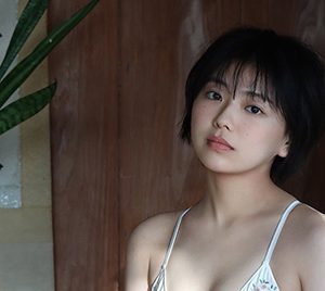 “ショートカット美女”大熊杏優、二十歳の記念のグラビア特集「お気に入りは黒い水着」