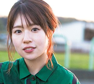 日向坂46松田好花の表紙カット解禁…ブラックノースリーブサロペット姿を披露