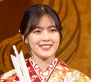 乃木坂46柴田柚菜「何年も前から緊張」赤い振り袖姿で成人式に出席