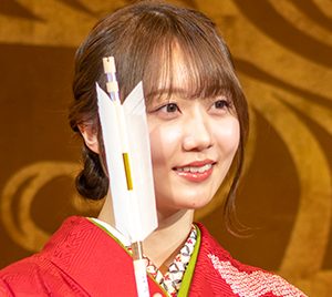 乃木坂46矢久保美緒「20年間の恩返しができた」母も大喜びの振り袖姿を披露