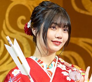 乃木坂46中西アルノ「齋藤飛鳥さんに憧れて…」同じ赤色の振り袖姿で登壇