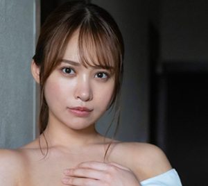 グラビアアイドル比留川マイ、魅力的な“カーヴィーボディー”で誘惑する最新作