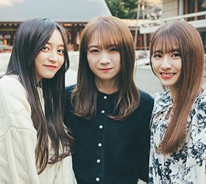 乃木坂46秋元真夏“卒業”写真集より5期生菅原咲月＆井上和との対談カット解禁…乃木神社や神宮球場周辺を訪問