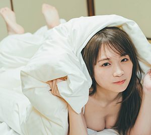 乃木坂46秋元真夏“卒業記念”写真集発売前重版決定…美谷間チラりな新カットも解禁に