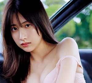 鈴木優香、レトロな車中でバラと共演…抜群のスタイルを披露