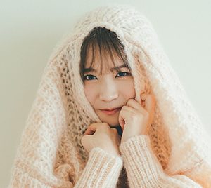 乃木坂46秋元真夏、もこもこニットにへそチラ裏表紙カット解禁