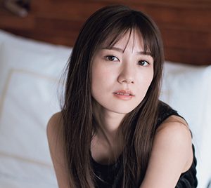 日向坂46河田陽菜、3度目の表紙＆巻頭を飾る…艶やかかつ美しいグラビアを披露