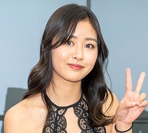 グラビアアイドル下村明香、ブラックレースの衣装で鍛えた美ボディーを披露