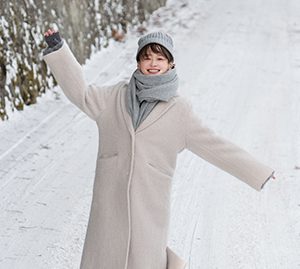 日向坂46影山優佳1st写真集より“雪道”での新カット解禁「一緒に旅行しているような気持ちで」