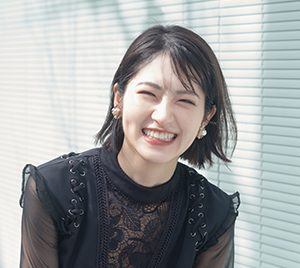 若月佑美初の書き下ろしフォトエッセイ「履きなれない靴を履き潰すまで」“誕生日”に発売決定