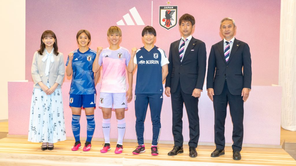 アディダス『サッカー日本女子代表2023ユニフォーム』発表会に出席した日向坂46・影山優佳、小林里歌子選手、植木理子選手、藤野あおば選手、池田太監督、佐々木則夫JFA女子委員長