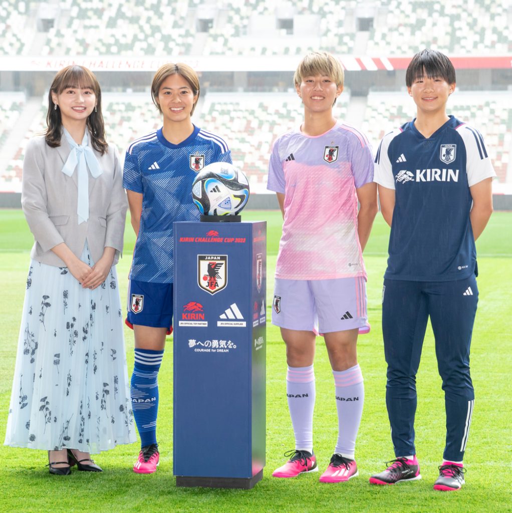 アディダス『サッカー日本女子代表2023ユニフォーム』発表会に出席した日向坂46・影山優佳、小林里歌子選手、植木理子選手、藤野あおば選手