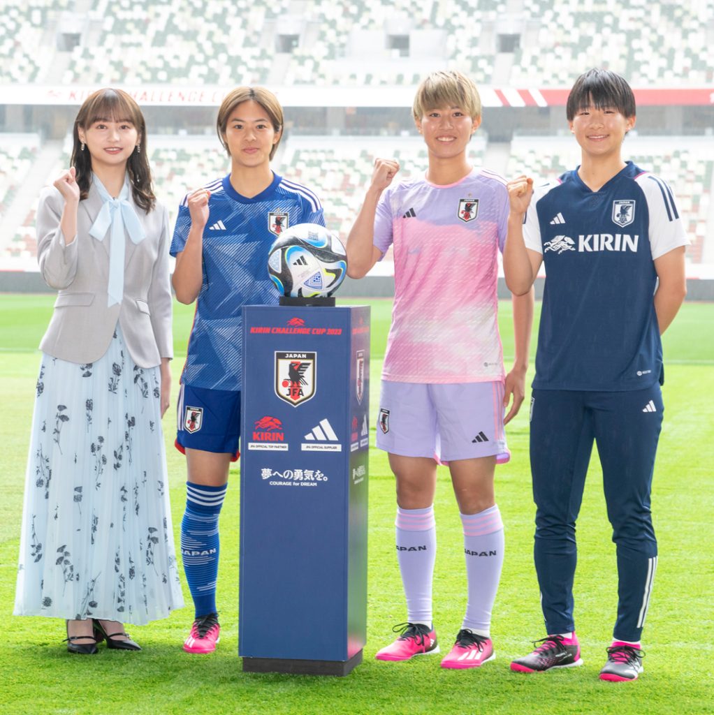 アディダス『サッカー日本女子代表2023ユニフォーム』発表会に出席した日向坂46・影山優佳、小林里歌子選手、植木理子選手、藤野あおば選手