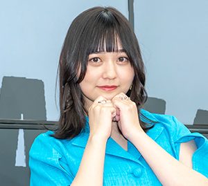 グラビアアイドル美澄衿依、色鮮やかなブルーのドレスで登壇「ちょっと大人っぽく見せようと…」