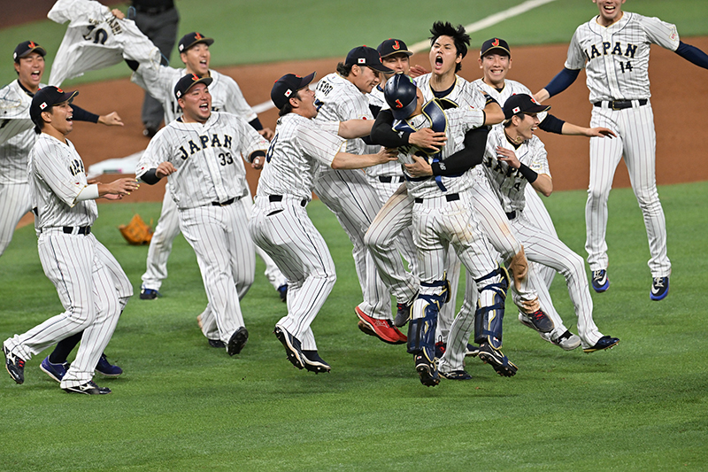 優勝決定の瞬間マウンドに駆け寄る選手たち