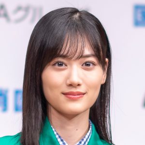 乃木坂46山下美月、美ウエストがチラリ…「隙があるとすぐ寝ようとする人」オフショットに注目集まる