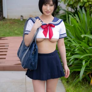 身長144cm“超ミニマム”グラビアアイドル小日向奏音、ギャップボディー際立つ1st DVD発売