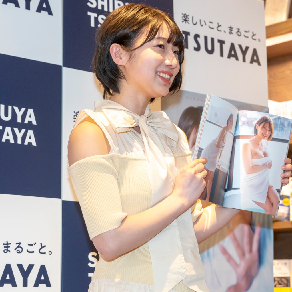 NMB48安部若菜がファースト写真集「愛される予感」(徳間書店)取材会に出席