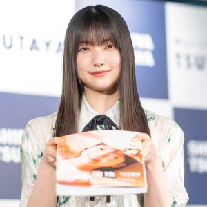 櫻坂46大園玲、23歳の誕生日に1st写真集『半分光、半分影』を発売…その出来は「23万点」