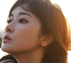 女優グラビアアイドル宮藤あどね、“目標”の10冊目の写真集発売「いつもよりおしりのカットが多め」