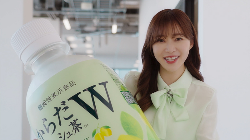 「からだリフレッシュ茶W」どっきり動画に出演する指原莉乃