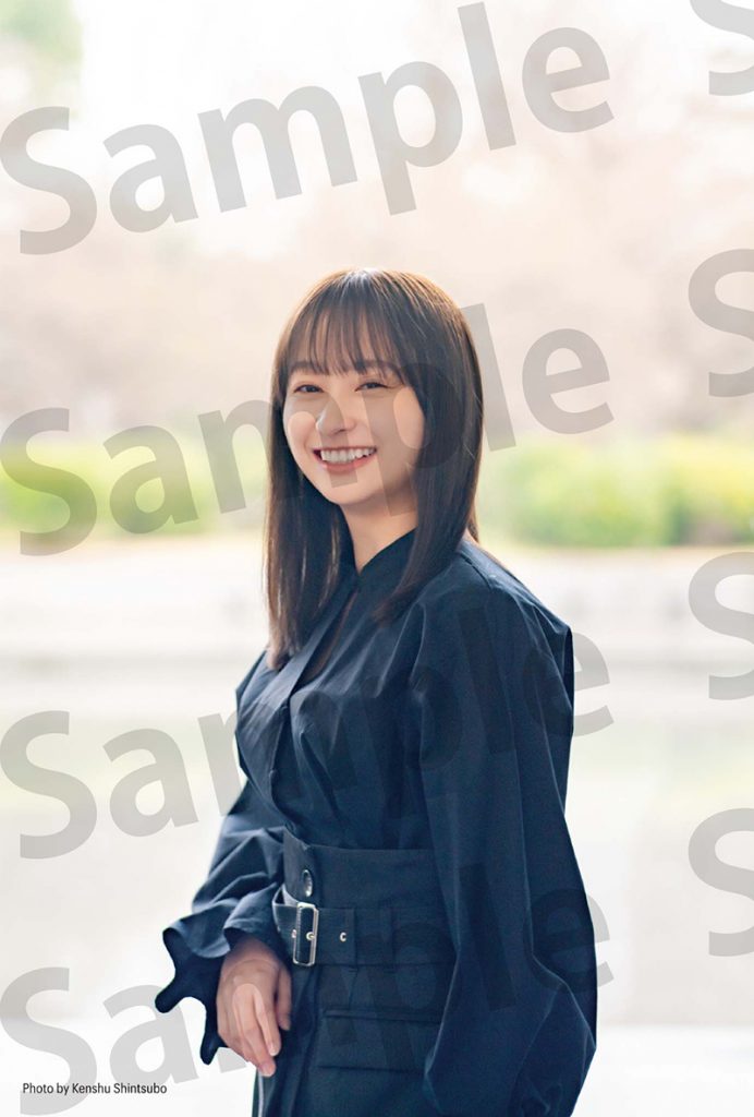 日向坂46影山優佳1st写真集「知らないことだらけ」より「楽天ブックス」限定特典ポストカード