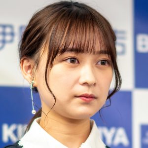 鈴木絢音、幼少期の“敬礼”ショット公開