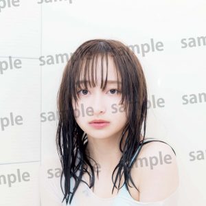 日向坂46影山優佳1st写真集「知らないことだらけ」より“空色水着”のクイズ(ポスト)カード解禁