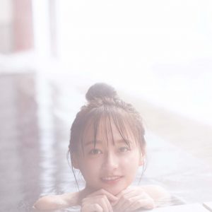 日向坂46影山優佳、お団子ヘアの温泉入浴姿解禁…1st写真集「知らないことだらけ」より新カット到着