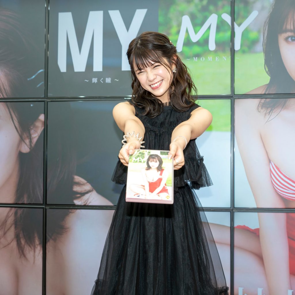 写真集「MY～輝く瞳～村山優香1st.写真集」(彩文館出版)、DVD「MY～MOMENT～」(エスデジタル)発売記念取材会より