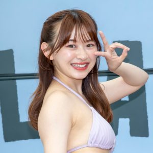 グラビアアイドル戸塚咲季、紫のビキニで登壇「色が白いから一番似合うかな」